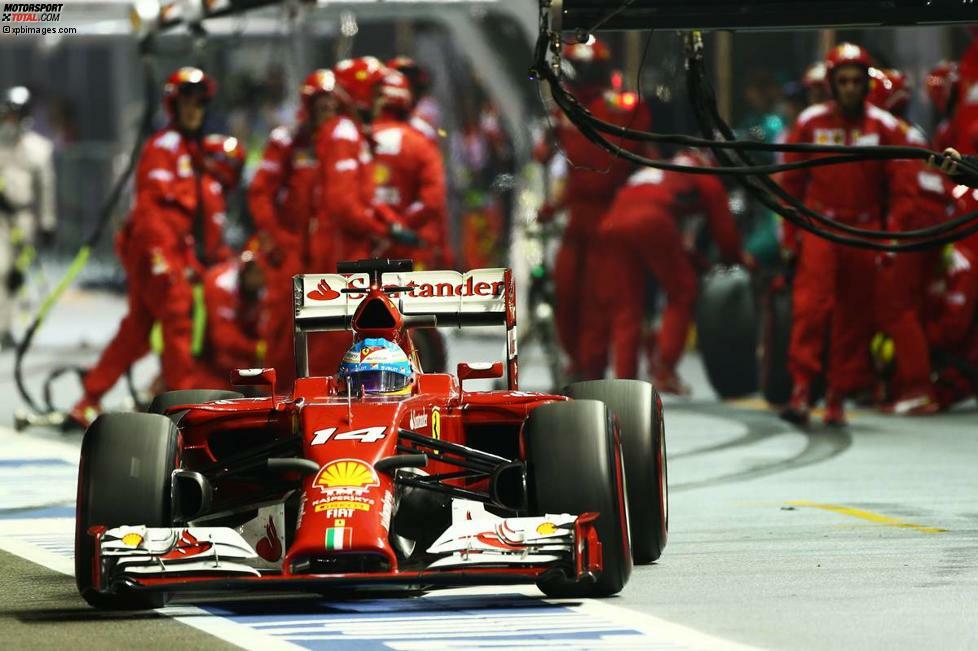 Ferrari wagt derweil eine riskante Strategie: Um durchzufahren, wechselt Alonso in Runde 32 hinter dem Führungsfahrzeug auf die härtere Reifenmischung. Hamilton bleibt draußen und in Führung. Er will mit freier Fahrt eine Lücke reißen, die groß genug ist, um auch nach dem Stopp an der Spitze zu bleiben. Die Box rechnet aus: Er muss im Schnitt eine Sekunde auf Alonso herausfahren.