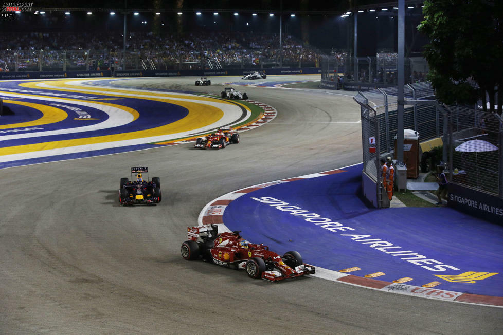 Verlierer der ersten Boxenstopp-Serie ist Vettel: Vor dem Halt bei der Crew liegt er 2,0 Sekunden vor Alonso. Der Ferrari-Star holt sich schon in Runde 25 frische Reifen und sorgt für Sektorenbestzeiten mit frischem Gummi. Als einen Umlauf später auch der Deutsche mit frischen Pirellis ausrückt, befindet er sich plötzlich 4,6 Sekunden hinter Alonso und nur noch auf Platz drei.