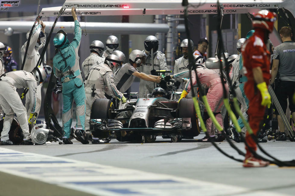 Das Trauerspiel hat ein Ende, als Rosberg sich in Runde 14 zum ersten Boxenstopp schleppt - mit genau 6.500 Umdrehungen im ersten Gang, weil auch der Speedlimiter streikt. Trotz eines erneuten Lenkradtauschs kommt der Mercedes nicht mehr vom Fleck, nachdem der Motor abgestorben ist und sich kein Gang mehr einlegen lässt. Der Pilot hat genug und winkt mit beiden Armen ab.