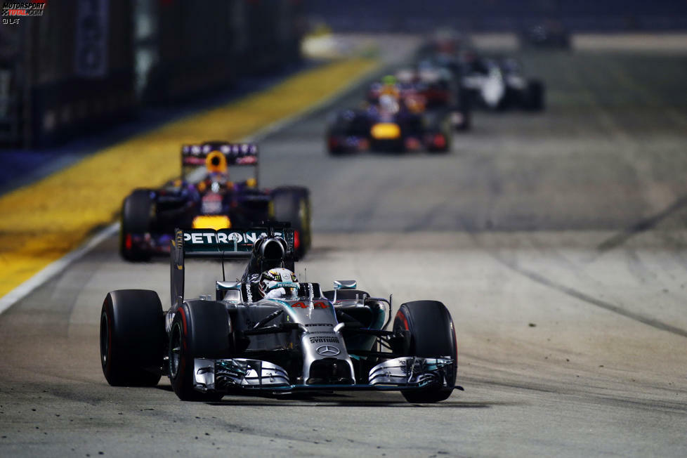 25,1 Sekunden reichen, um nach dem letzten Boxenstopp komfortabel vor Alonso, allerdings nicht in Führung zu bleiben. Hamilton kommt zwischen den beiden Red Bull wieder auf die Strecke, doch Vettel ist mit Gebrauchtreifen leichte Beute. Nach der ersten Runde hat Hamilton schon wieder 2,1 Sekunden Vorsprung auf Vettel. An der Spitze ist die Messe gelesen, die Action spielt sich dahinter ab.