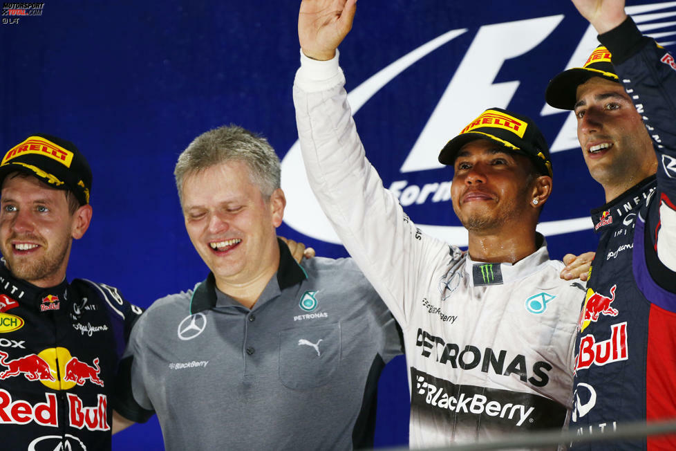 Hamilton feiert vor den beiden Red Bull den 29. Grand-Prix-Sieg seiner Karriere, den zweiten beim Nachtrennen in Singapur. Das Bonbon: Er übernimmt die WM-Führung und reist mit drei Zählern Vorsprung ins japanische Suzuka.