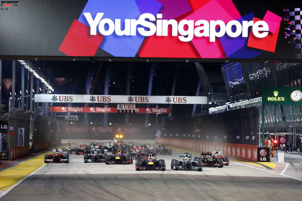 Der Singapur-Grand-Prix 2013 ist das dritte Rennen der Sebastian-Vettel-Show. Der Deutsche, der am Ende der Saison die letzten neun Rennen für sich entscheiden kann, ist auch beim Nachtrennen der dominierende Mann. Bereits im Qualifying stellt er seinen Red Bull an die Spitze und schenkt sich sogar den letzten Versuch. Doch Nico Rosberg fängt ihn beinahe ab und macht ihm auch am Start das Leben schwer.