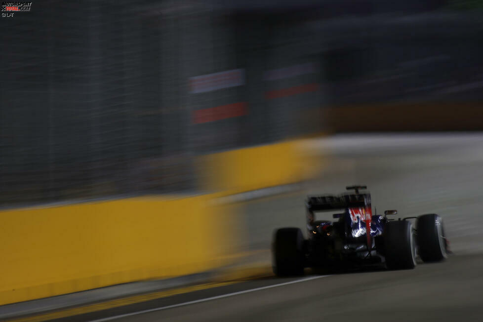 Fortan ist Vettel nicht mehr aufzuhalten. Aus der ersten Runde kommt der Heppenheimer bereits mit zwei Sekunden Vorsprung, den er im Laufe weiter vergrößert: Nach sechs Runden führt Vettel 6,6 Sekunden vor Rosberg und zehn Sekunden vor Alonso und kann es sich erlauben, Tempo herauszunehmen, um seine Reifen zu schonen.