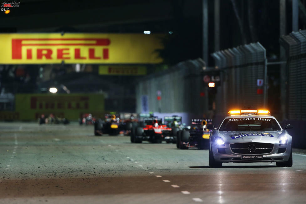 Taktisch spielt die Safety-Car-Phase im Rennen eine entscheidende Rolle: Bis auf die Top 4, bestehend aus beiden Red Bull und beiden Mercedes, kommen alle anderen Fahrer an die Box und wechseln ihre Reifen ein zweites Mal. Fernando Alonso ist der Führende dieser Kette und versucht, die restlichen 36 Runden auf Medium-Reifen durchzufahren.