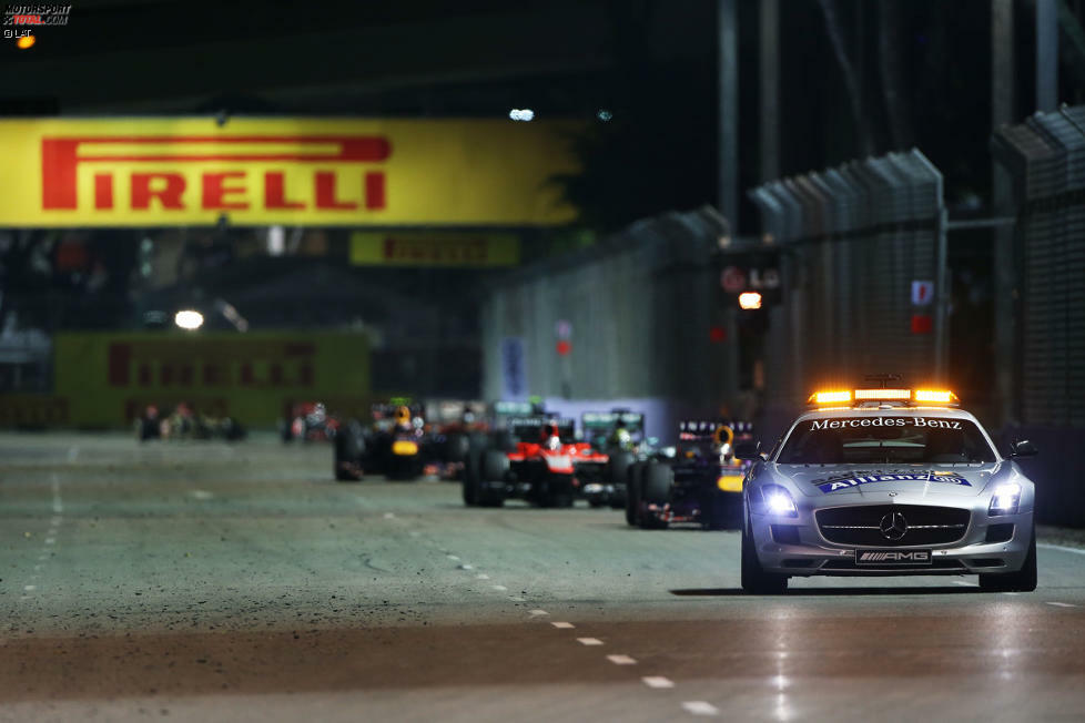 Taktisch spielt die Safety-Car-Phase im Rennen eine entscheidende Rolle: Bis auf die Top 4, bestehend aus beiden Red Bull und beiden Mercedes, kommen alle anderen Fahrer an die Box und wechseln ihre Reifen ein zweites Mal. Fernando Alonso ist der Führende dieser Kette und versucht, die restlichen 36 Runden auf Medium-Reifen durchzufahren.