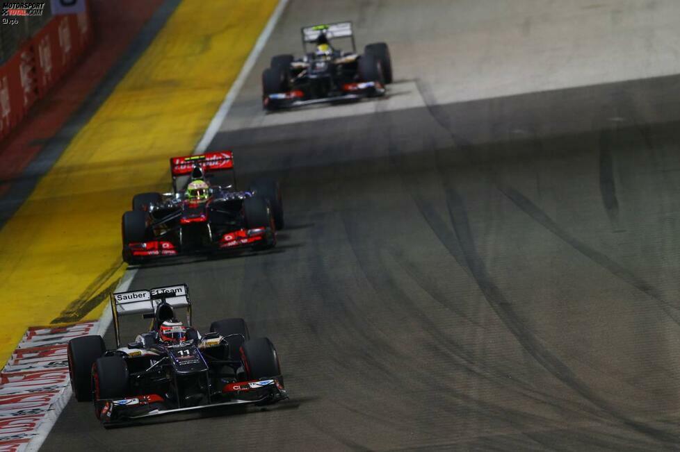 Inzwischen haben die ersten Piloten mit abbauenden Reifen zu kämpfen. Besonders die beiden Sauber von Nico Hülkenberg und Esteban Gutierrez haben Probleme und fallen zurück. Den Zug der spät stoppenden Rosberg, Hamilton und Webber können sie nicht aufhalten.