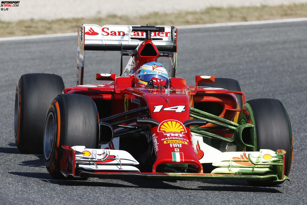 In den drei Wochen zwischen Schanghai und Barcelona hatten die Teams reichlich Zeit vor dem Auftakt der Europasaison 2014 neue Teile zu entwickeln. Diese werden am Freitag erst mal auf Herz und Nieren getestet. Im Fall von Ferrari, hier mit Lokalmatador Fernando Alonso, unter Einsatz von FloViz-Schmierfarbe. Diese dient dazu, Luftströmungen anzuzeigen und die Daten aus dem Windkanal in der Praxis zu überprüfen.