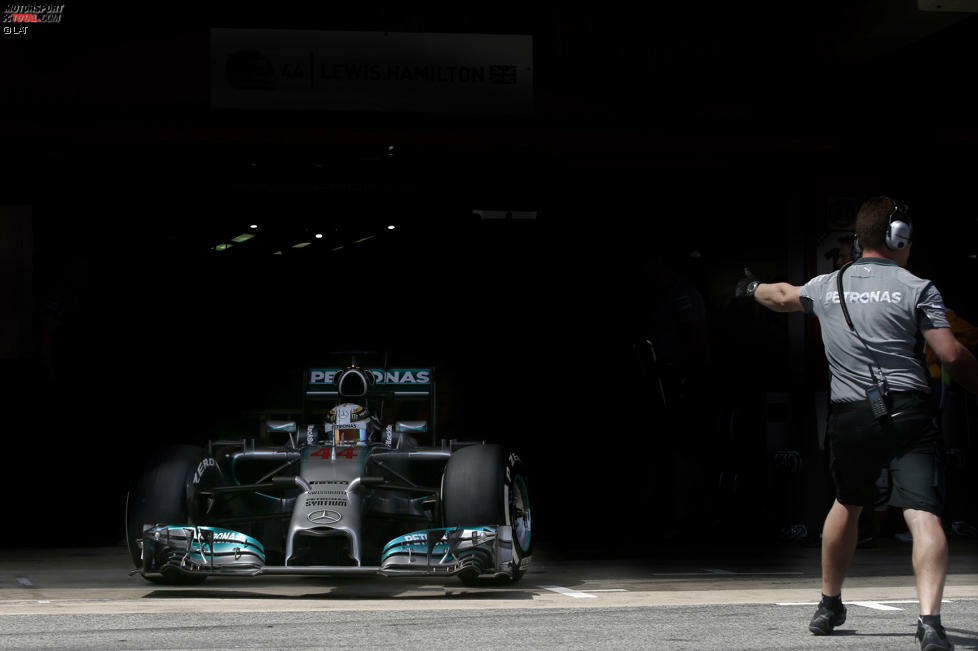 Also spitzt sich der Kampf um die Pole-Position wieder einmal auf ein Duell der Silberpfeile zu, und obwohl Rosberg kurzzeitig schon Morgenluft wittert, als er in Q1 und Q2 Bestzeit fährt und Hamilton noch dazu klagt, man habe sich bei seinem Auto mit dem Setup verirrt, packt der Brite im entscheidenden Moment doch wieder eine seiner berühmten Samstags-Performances aus: 35. Pole-Position, 0,168 Sekunden vor Rosberg, eine Sekunde vor dem Rest der Welt.