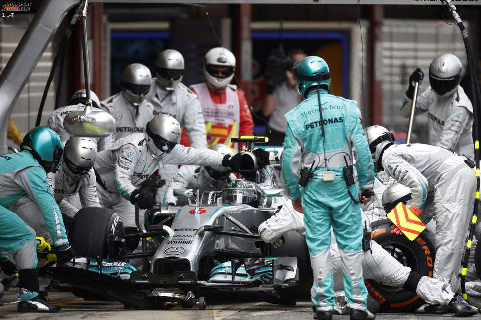 Rosberg tut es Vettel gleich und lässt für den zweiten Stint - entgegen der Empfehlung des Reifenherstellers - ebenfalls die härtere Gummimischung aufziehen. Die Rechnung ist einfach: Kann er den Rückstand vor dem zweiten Boxenstopp innerhalb von drei Sekunden halten, dann sollte er für den letzten Stint mit den weicheren Reifen gegen Hamiltons härtere Pneus im Vorteil sein.