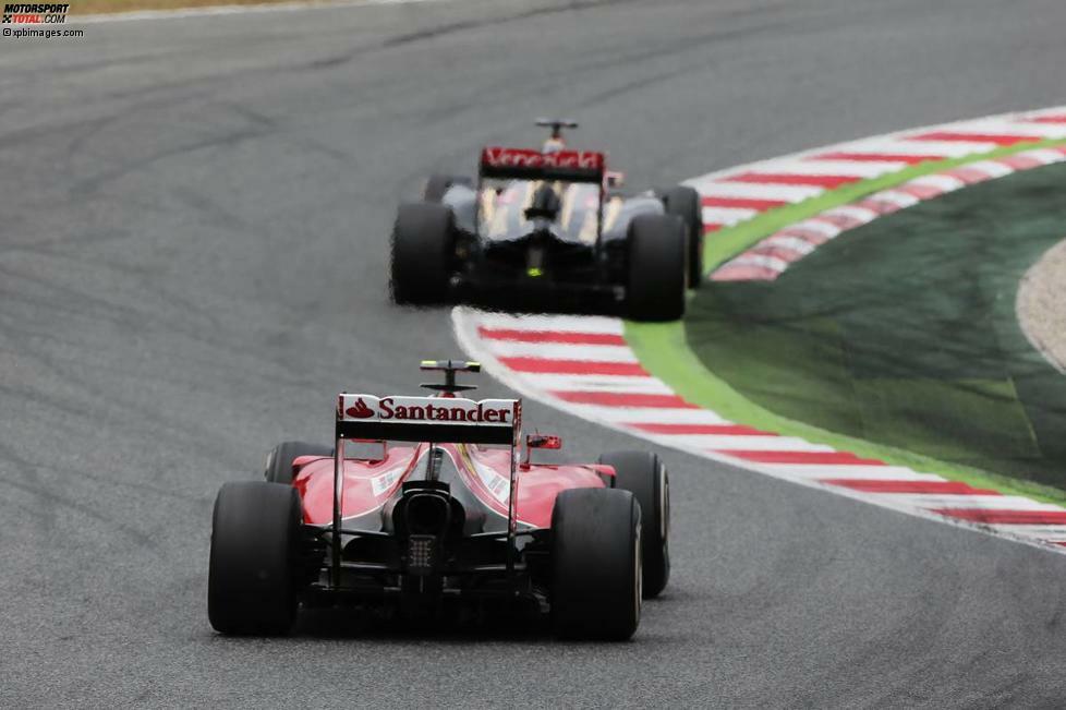 Hinter den Top 4 tut sich inzwischen Grosjean immer schwerer, seinen Ex-Teamkollegen Kimi Räikkönen hinter sich zu halten. Schlussendlich muss er beide Ferraris passieren lassen. Was Räikkönen im Nachhinein ärgern sollte: Alonso stellt in jener Phase seine Strategie um, von zwei auf drei Stopps. So hat der 