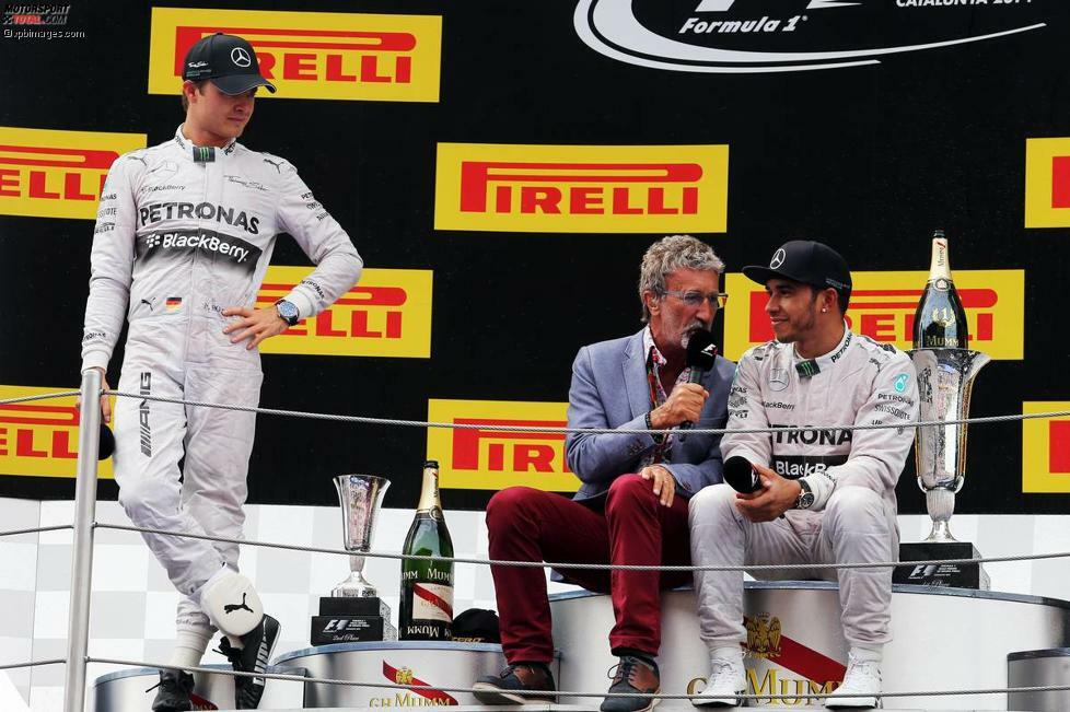 Die Siegesfeier der Sterne: Hamilton plaudert locker-lässig mit Interviewer Eddie Jordan (übrigens ein Nachbar der beiden Mercedes-Fahrer in Monte Carlo), während der geschlagene Rosberg bedröppelt daneben steht. Man spürt: Der Deutsche kann es nicht mehr allzu lange ertragen, immer nur Zweiter zu werden. Und die WM-Führung ist er auch erstmals in diesem Jahr los: 97:100 Punkte nach fünf von 19 Rennen.
