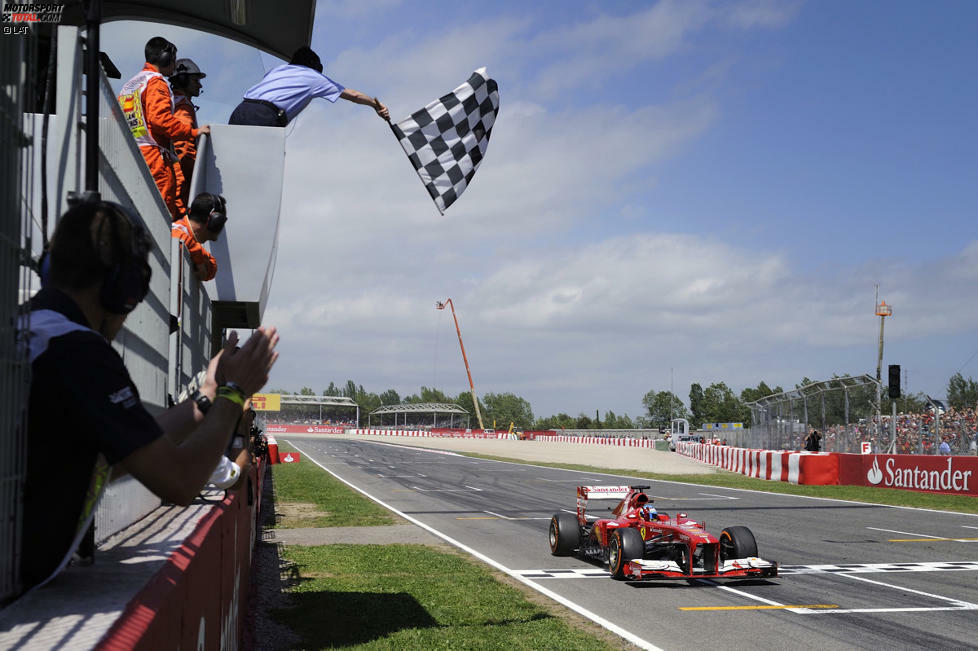 Am Ende überstrahlt eine spanische Fiesta die Szenerie: Alonso siegte zum zweiten Mal nach 2006 bei seinem Heimrennen in Barcelona.