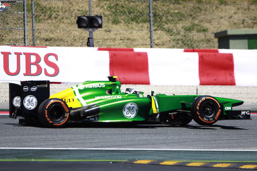 Noch schlimmer erwischt es Caterham-Pilot Giedo van der Garde, dessen Crew sich einen dicken Patzer leistet und den linken Hinterreifen nicht richtig festzieht. Obwohl er sich auf Anweisung als Dreirad zurück an die Box schleppt, ist der Grand Prix beendet.
