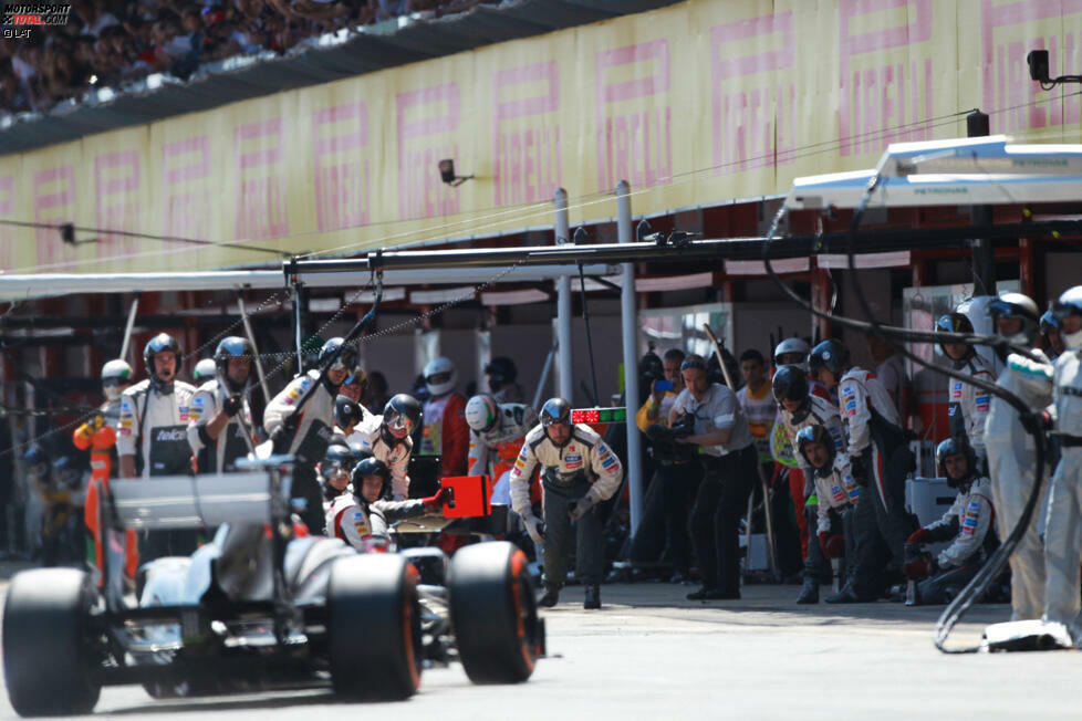 Weniger begeistert ist Nico Hülkenberg von seinem Spanien-Ausflug. Die Sauber-Truppe ließ den Deutschen beim Boxenstopp zu früh wieder losfahren, sodass er mit einem Toro Rosso kollidiert. Frontflügel-Reparatur und Stop-and-Go-Strafe machen alle Hoffnungen auf WM-Punkte zunichte.
