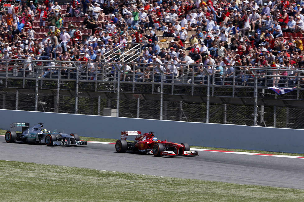 An der Spitze hat Teamkollege Rosberg alle Hände voll zu tun, die Meute hinter sich zu halten. Bis zum ersten Boxenstopp schafft er das, doch dann brechen alle Dämme. Alonso, der zuvor Vettel mit einem früheren Stopp an der Box kassiert hat, schlüpft in Runde 13 mit einem mutigen Manöver am Silberpfeil vorbei und hat freie Bahn in Richtung Grand-Prix-Sieg. Rosberg hingegen spielt das Stück Fleisch im Löwenkäfig.
