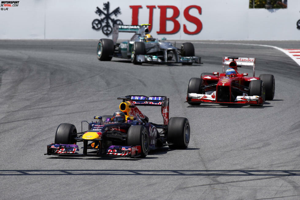 Vettel und Alonso kassieren Hamilton, für den fortan eine Leidenszeit beginnt. Viermal ruft Mercedes seinen Star an die Box, er wird von den Konkurrenten umfahren wie eine Pylone auf dem ADAC-Übungsplatz.
