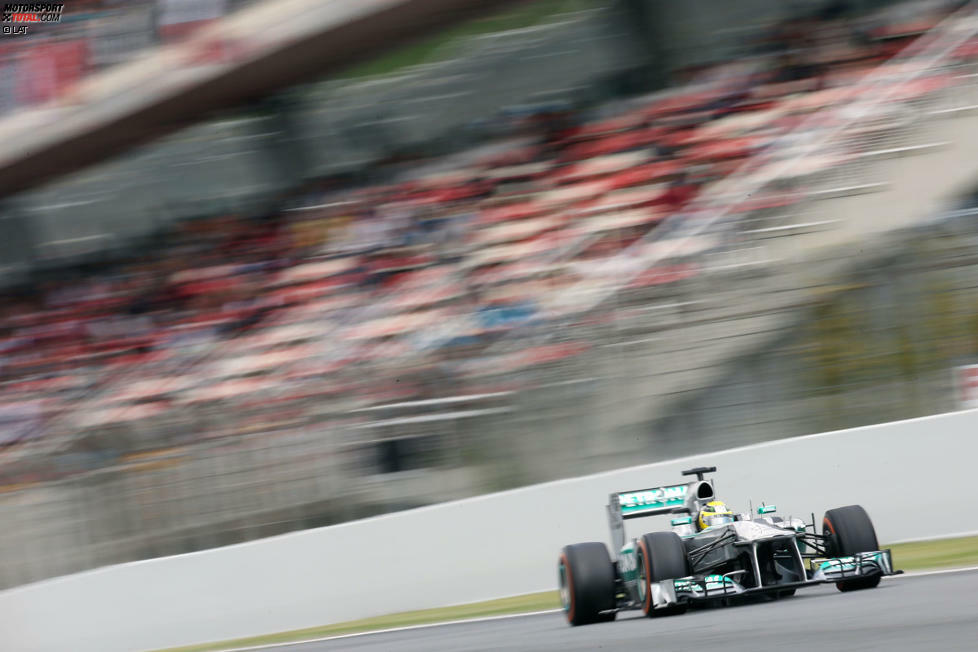 Weil der Mercedes zu diesem Zeitpunkt der Saison im Qualifying zwar teuflisch schnell, im Rennen aber ein wahrer Reifenfresser ist, kommt Vettel die Favoritenrolle zu. Überhaupt dominiert die Diskussion um die Pirelli-Pneus die Szenerie.
