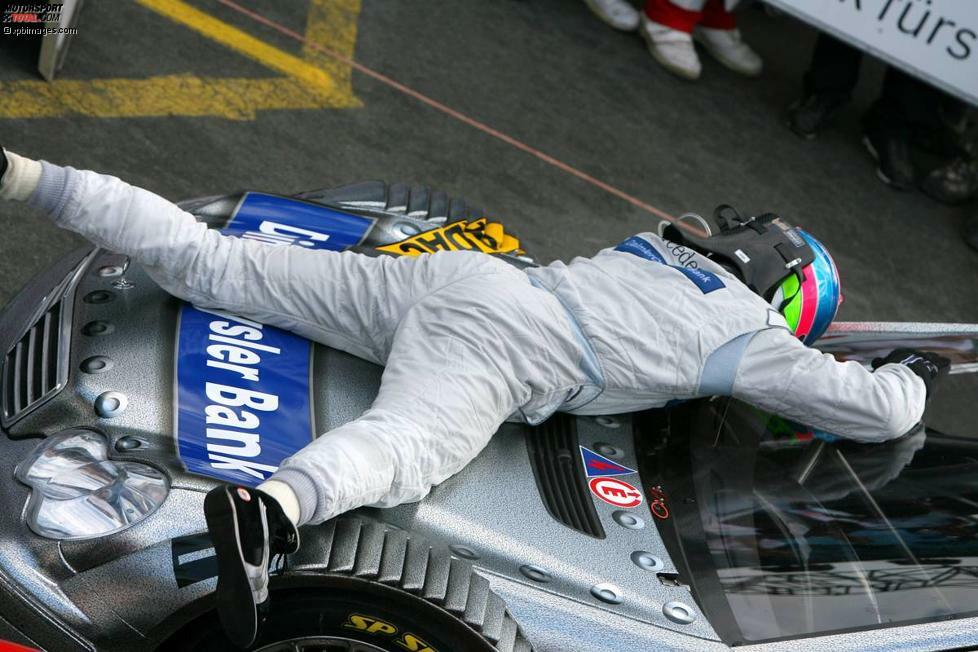 23. Juli 2006, Norisring (Deutschland): Bruno Spengler hat sein großes Ziel erreicht und einen DTM-Laufsieg eingefahren. Und er feiert ihn, wie er bis heute seine Siege feiert - auf der Motorhaube seines Autos!