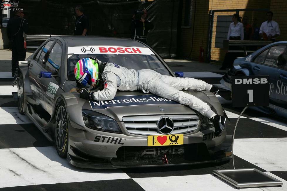 6. Juni 2010, Lausitzring (Deutschland): Endlich! Bruno Spengler hat eine knapp zweijährige Durststrecke hinter sich gebracht und siegt für Mercedes am Lausitzring. Die Jubelszene kennen Sie ja schon - das hat Spengler nicht verlernt!