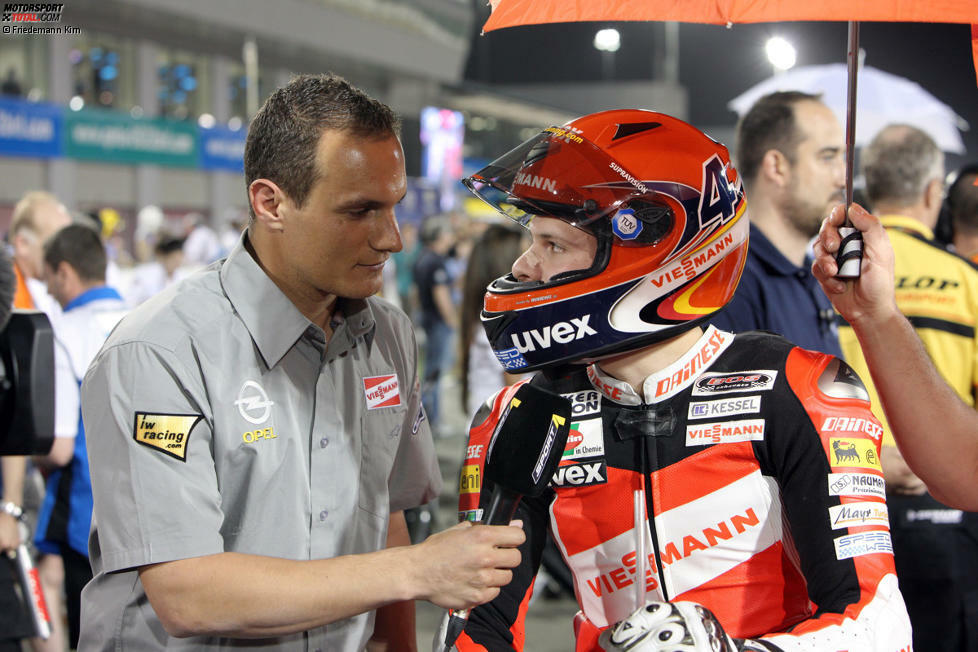 Die Saison 2010 startet verheißungsvoll: Stefan Bradl sichert sich bei seinem ersten Moto2-Einsatz einen Platz in der ersten Startreihe. Im Rennen geht der Deutsche leer aus.