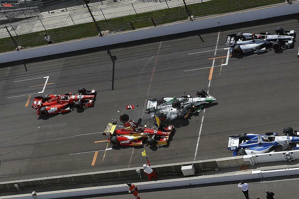 Dann kracht es erstmals richtig heftig: Carlos Munoz (34) lenkt seinen Andretti-Honda von links nach rechts, weil er den stehenden Saavedra nicht gesehen hat. Munoz versucht noch auszuweichen, aber es reicht nicht.