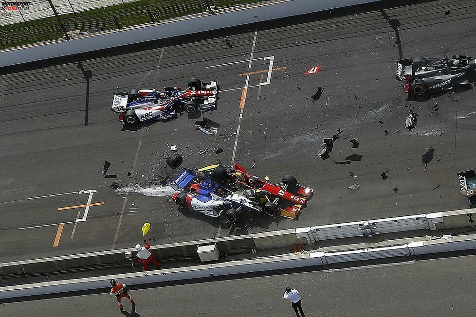 Aljoschin und Saavedra kollidieren heftig, es löst sich ein dritter Reifen. Außen bekommt Takuma Sato (Foyt-Honda) ein paar Trümmerteile ab.