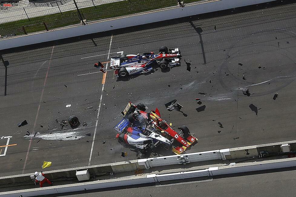 Aljoschin und Saavedra haben sich verhakt und rutschen in Richtung Brickyard