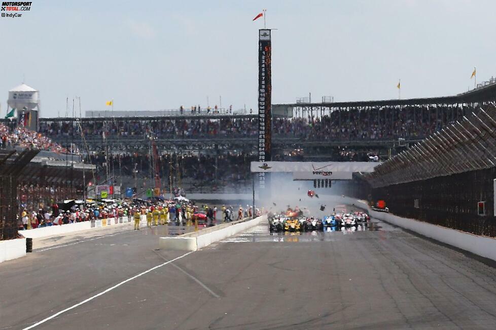 Beim ersten IndyCar-Rundkursrennen von Indianapolis ereignet sich ein gefährlicher Startunfall, bei dem glücklicherweise niemand verletzt wurde. Hier der Blick von vorne, die ersten Teile fliegen schon.