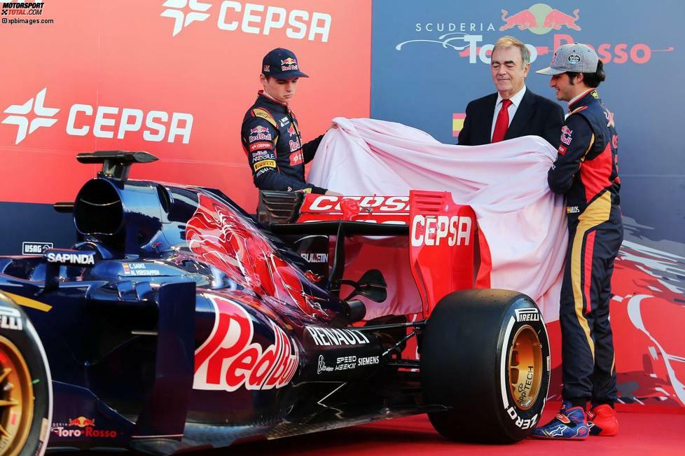 2015 ist Toro Rosso das letzte Team, das noch einen klassischen Launch mit Ansprachen und anschließenden Interview-Runden durchführt. In Jerez ziehen die Rookies Max Verstappen und Carlos Sainz das Tuch vom STR10.