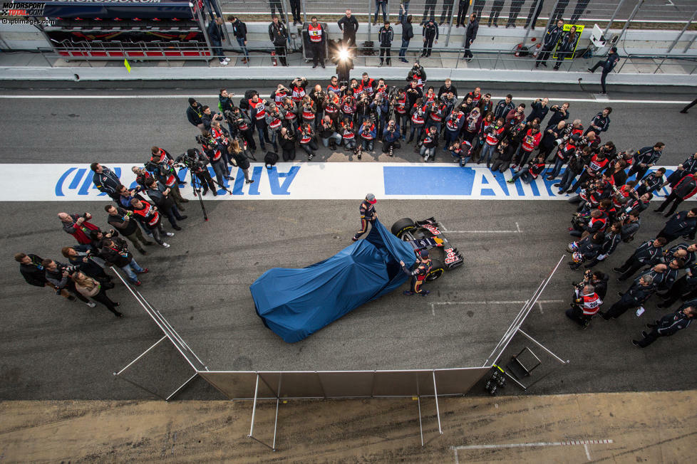 2016: Gleicher Ort, gleiche Fahrer, neues Auto. Erneut sind es Carlos Sainz und Max Verstappen, die in Barcelona vor den Augen zahlreicher Medienvertreter die Hülle über dem STR11 lüften.