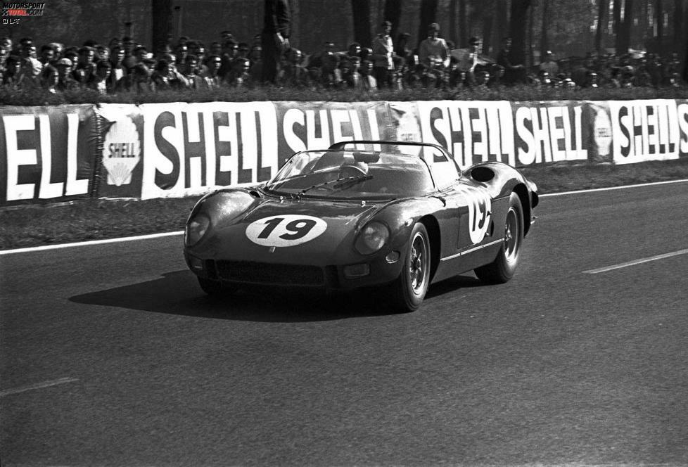 1964 geht Surtees für Ferrari auch bei den 24 Stunden von Le Mans an den Start und fährt gemeinsam mit Teamkollege Lorenzo Bandini als Dritter auf das Podium.