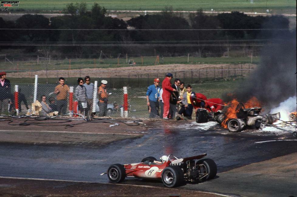 1970 gründete der mittlerweile 36-jährige Brite sein eigenes Team. Anfangs setzte Surtees noch einen McLaren ein. Hier passiert er beim Rennen im spanischen Jarama die Unfallstelle von Jacky Ickx und Jackie Oliver.
