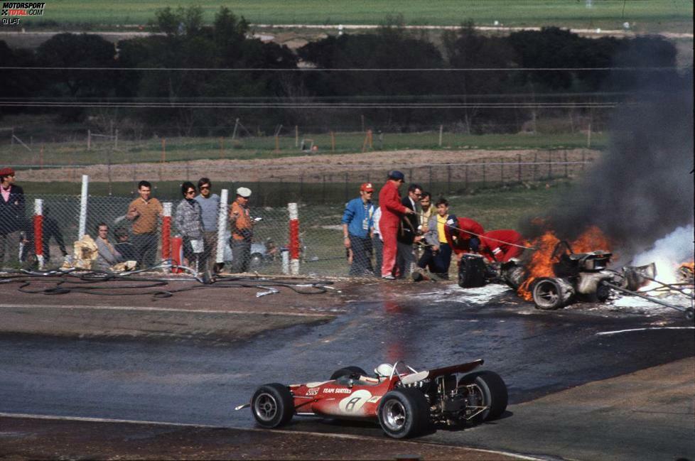 1970 gründete der mittlerweile 36-jährige Brite sein eigenes Team. Anfangs setzte Surtees noch einen McLaren ein. Hier passiert er beim Rennen im spanischen Jarama die Unfallstelle von Jacky Ickx und Jackie Oliver.