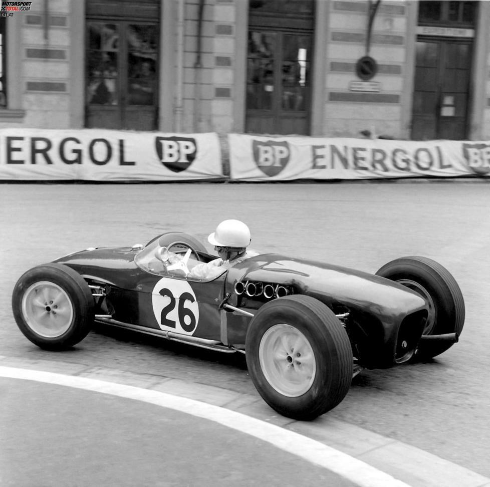 Nachdem sich abzeichnet, dass es für ihn in der Motorrad-WM nichts mehr zu gewinnen gibt, arbeitet Surtees parallel schon an seiner zweiten Karriere und steigt in die Formel 1 ein. 1960 debütiert er beim Großen Preis von Monaco in einem Lotus.