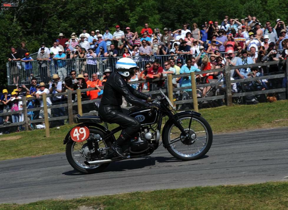 In der zweiten Hälfte der 1950er-Jahre ist Surtees dann die dominierende Figur in der Motorrad-Weltmeisterschaft. Nach einem ersten Titelgewinn 1956 in der 500ccm-Klasse gewinnt der Brite in den Jahren 1958 bis 1960 jeweils die Weltmeisterschaft der 350- und 500ccm-Klasse.