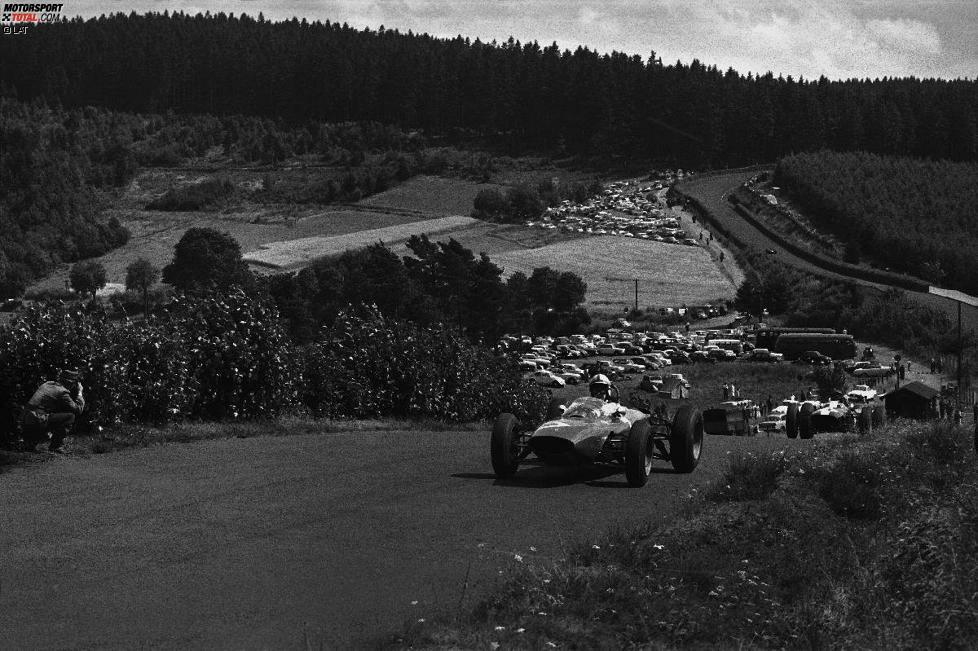 1961 sagt Surtees dem Zweiradsport Lebewohl und konzentriert sich ganz auf die Formel 1. Bis zu seinem ersten Grand-Prix-Sieg muss er allerdings noch zwei Jahre warten. 1963 ist es am Nürburgring endlich soweit. Surtees siegt für Ferrari.