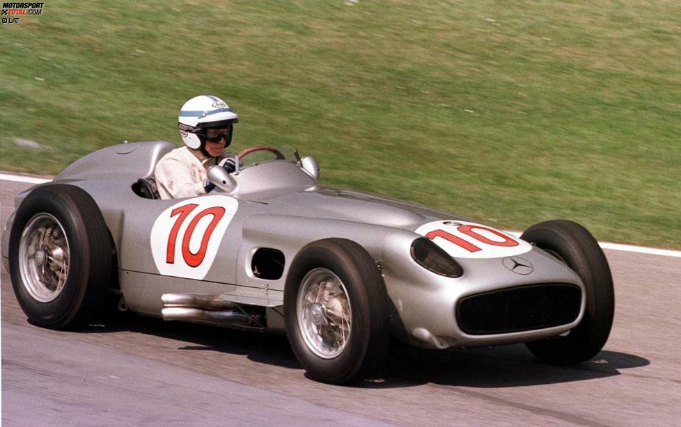 Lediglich bei historischen Rennen oder Showruns griff Surtees noch ins Lenkrad, wie hier bei einem Mercedes W196 Silberpfeils.