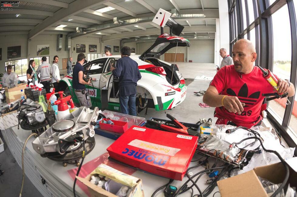 Dort bauen die Mechaniker den Motor der Unfallautos und andere Teile in ein Rohchassis ein, welches von der Fabrik in Arluno bei Mailand nach Südfrankreich transportiert wurde.