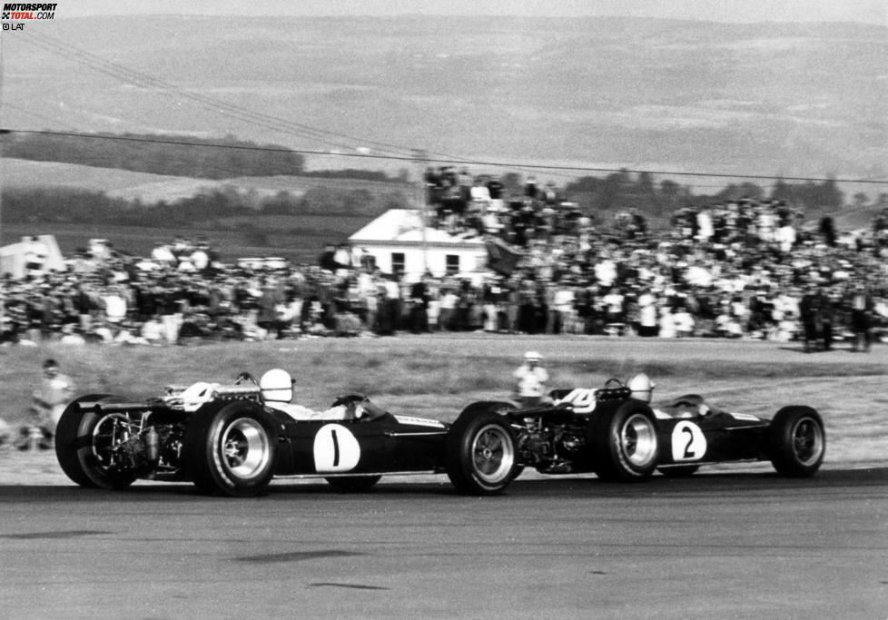 1967: Die Brabham-Teamkollegen Denis Hulme und Jack Brabham machen den WM-Titel unter sich aus. Nachdem der Teamgründer bereits im Jahr zuvor den ersten Titel für seinen Rennstall an Land zog, ist es der Neuseeländer Hulme, der sich nach zwei Saisonsiegen mit fünf Punkten gegenüber dem ebenfalls zweimal siegreichen Teamboss aus Australien durchsetzt.