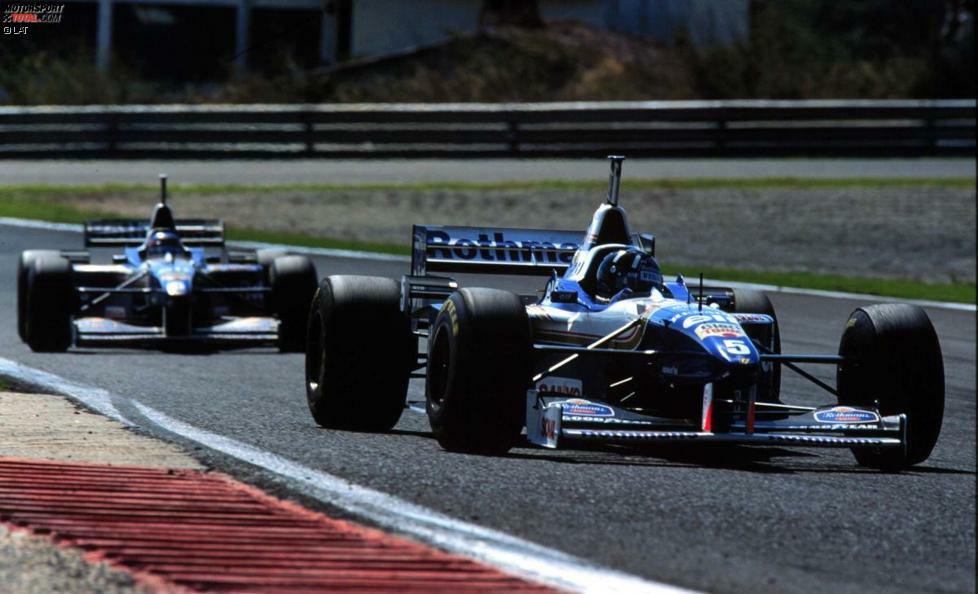 1996: Nachdem Damon Hill in den beiden Jahren zuvor im WM-Kampf jeweils den Kürzeren gegen Benetton-Pilot Michael Schumacher zog, muss er sich im Kampf um den WM-Titel gegen seinen Williams-Teamkollegen Jacques Villeneuve behaupten. Der Kanadier holt in seiner Rookie-Saison auf Anhieb vier Siege und reist mit Titelchancen zum Saisonfinale nach Suzuka. Dort verliert er ein Rad, hätte den Titel aber auch ohne diesen Zwischenfall an Hill, der acht Rennen gewinnt, verloren. Am Ende trennen die beiden 19 Punkte.