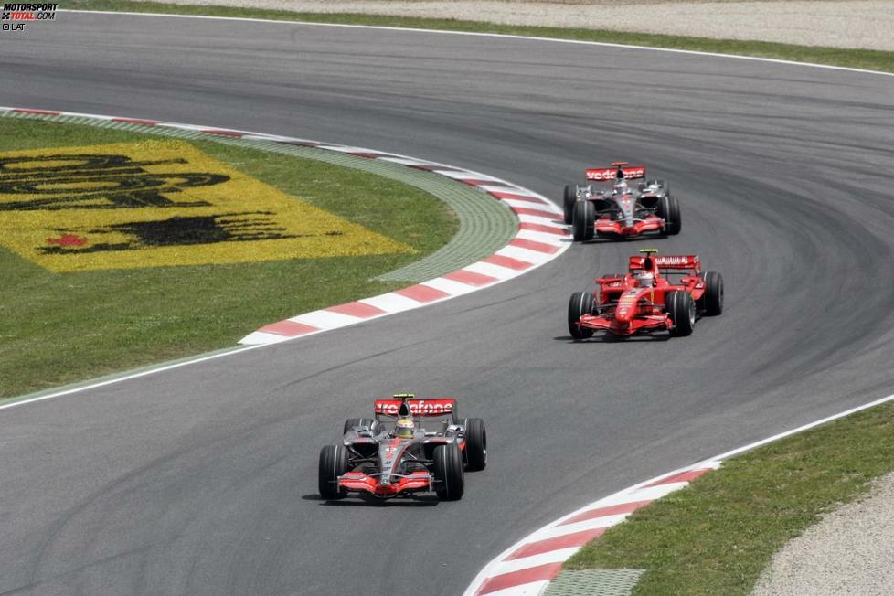 2007: Formel-1-Rookie Lewis Hamilton und der nach zwei WM-Titeln mit Renault zu McLaren gewechselte Fernando Alonso kämpfen als Teamkollegen um die Krone. Hamilton geht mit vier Punkten Vorsprung auf Alonso ins Saisonfinale in Sao Paulo, doch nach dem Fallen der Zielflagge ist keiner der beiden McLaren-Fahrer Champion: Ferrari-Pilot Kimi Räikkönen (sechs Siege) gewinnt den Titel nach starkem Endspurt mit einem Punkt Vorsprung auf die punktgleichen Hamilton und Alonso, die beide je vier Siege auf dem Konto haben.