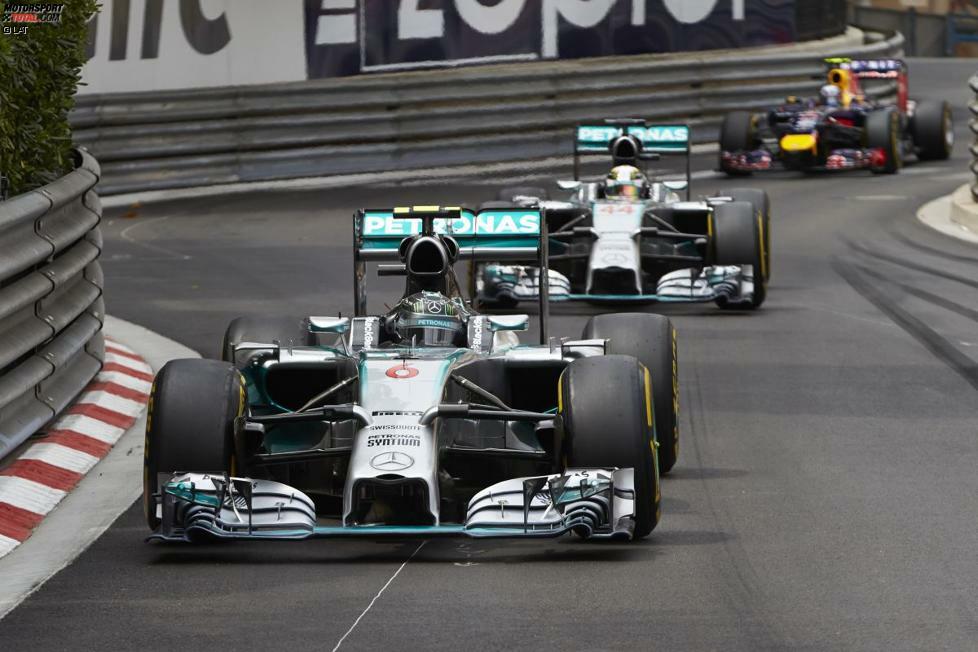 2014: Zu Beginn der Hybridära ist Mercedes eine Klasse für sich. Folglich entscheidet sich der WM-Titel im ersten Jahr der neuen Regeln zwischen den beiden Werkspiloten Nico Rosberg und Lewis Hamilton. Das Duell der beiden zieht sich bis zum Finale in Abu Dhabi, wo Rosberg ausscheidet und sich Hamilton zum zweiten Mal die WM-Krone aufsetzt.