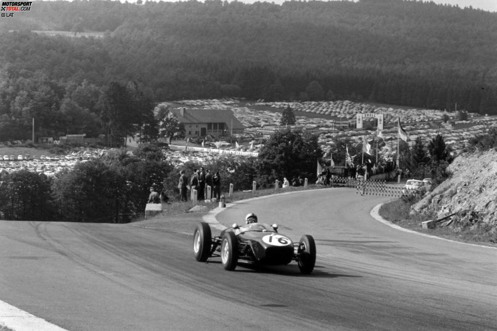 An diesem 19. Juni 1960 verliert auch der Lotus-Pilot Alan Stacey sein Leben. Außerdem werden am gleichen Wochenende bei weiteren Unfällen Stirling Moss und Michael Taylor schwer verletzt. Es ist das bislang wohl tragischste Wochenende in der Königsklasse.