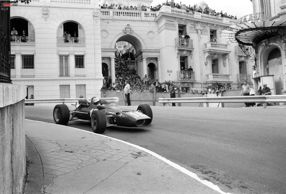 Im Mai 1967 verliert die Formel 1 den Grand-Prix-Sieger Lorenzo Bandini. Der Italier knallt im Rennen in Monaco auf Platz zwei liegend an der Hofenschikane in die Barrieren und wird erst drei Minuten später aus seinem brennenden Ferrari befreit. Drei Tage später erliegt er seinen schweren Verletzungen.