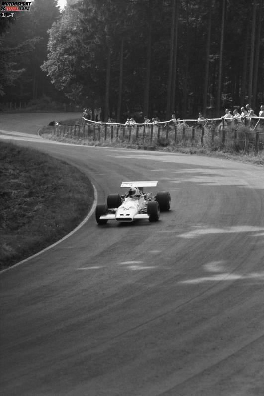 Perfekter Allrounder, Europameister am Berg und Porsche-Werkspilot: Am 1. August 1969 trauert Deutschland um Gerhard Mitter. Der BMW-Pilot verunglückt kurz vor dem Schwedenkreuz der Nordschleife im Training tödlich. Der Nürburgring wurde anschließend von tödlichen Unfallen an Formel-1-Wochenenden verschont. Dafür rückte eine andere Strecke tragisch in den Fokus.