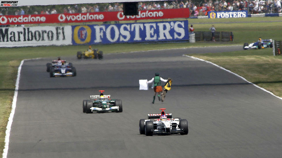 Silverstone-Gewinner Rubens Barrichello nimmt 2003 nur eine Nebenrolle ein. Einen Tick spannender als das durchaus unterhaltsame Rennen ist nämlich der gefährliche Zwischenfall mit einem Flitzer, der von einem Streckenposten von der Störung des Grand Prix' abgehalten werden kann.