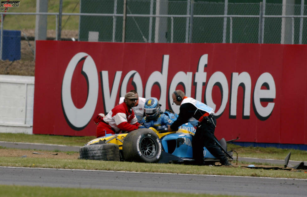 Viel bleibt von dem Renault 2004 in Silverstone nicht übrig. Aber immerhin klettert Jarno Trulli, der wegen einer gebrochenen Radaufhängung mit 250 km/h in einen Reifenstapel prallt und sich noch überschlägt, unverletzt aus seinem Auto.