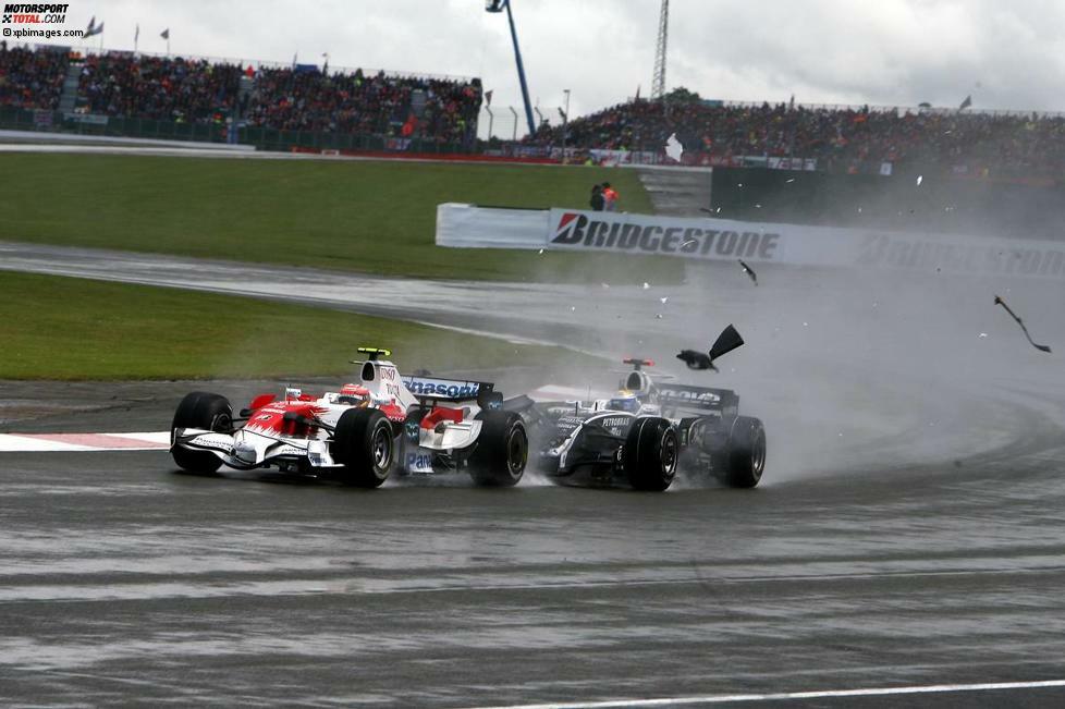 Regen gehört ja eigentlich zu Großbritannien wie die Eau Rouge nach Spa. Auch 2008 schüttet es wieder wie aus Eimern, was zu zahlreichen Rennunfällen führt. Fehlerfrei bleiben einzig Lewis Hamilton und Nick Heidfeld, die auch in dieser Reihenfolge ins Ziel kommen und zusammen mit Barrichello als Überraschungsdrittem auf dem Podium stehen. Vor allem Hamilton setzt mit seiner Leistung ein Ausrufezeichen und die Weichen für seinen Weltmeistertitel.