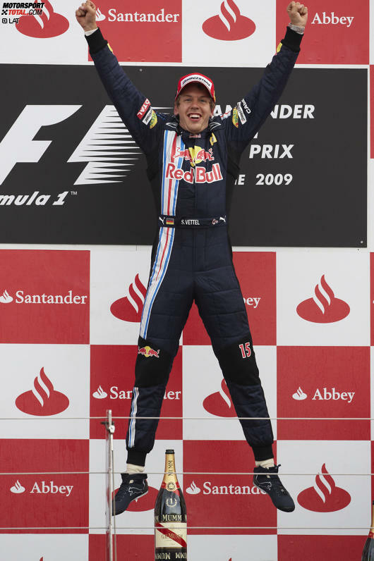 Der Sieger dieses vermeintlich letzten Silverstone-Rennens ist im Übrigen Sebastian Vettel. Es ist erst der dritte Sieg in seiner bis dahin noch relativen jungen Formel-1-Karriere, aber bekanntlich sollen noch viele folgen.