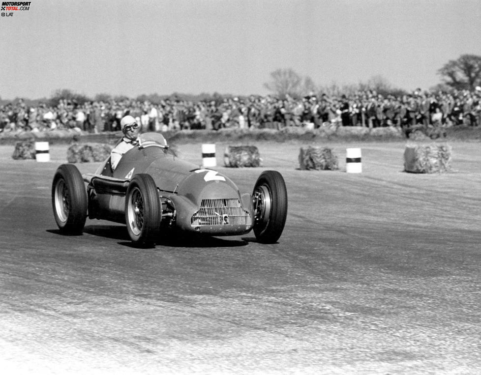 Der allererste Grand Prix der allerersten Formel-1-Weltmeisterschaft wird am 13. Mai 1950 in Silverstone ausgetragen. Die Strecke wird nach dem Zweiten Weltkrieg auf einem ehemaligen Militär-Flughafen errichtet. Ehrenhalber wird dieser erste Event einer Formel-1-WM auch als Grand Prix von Europa bezeichnet und sogar die Königsfamilie ist zu Besuch da.